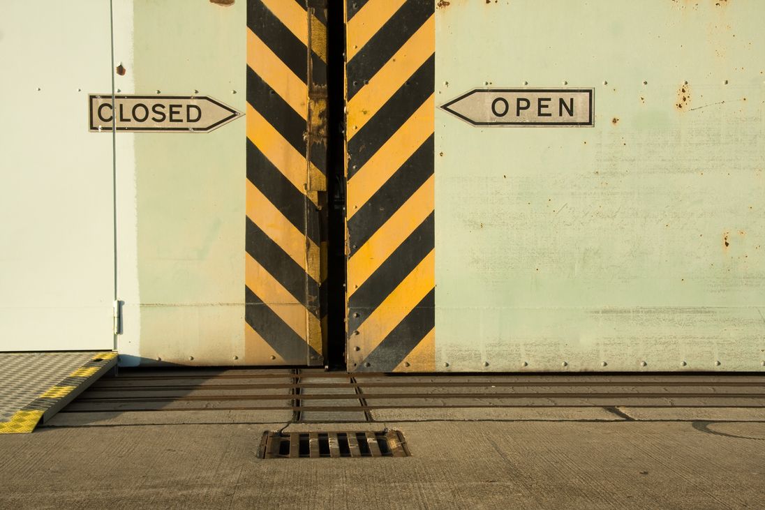 Sliding door with signs "Closed" and "Open" (zettberlin / photocase.de)