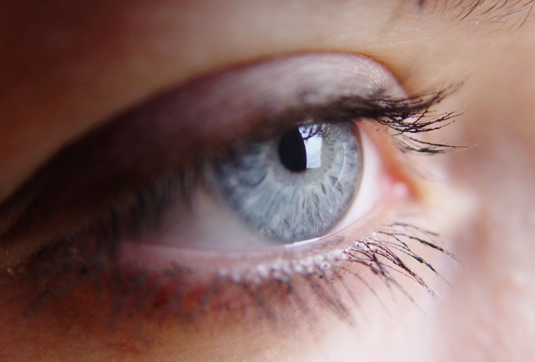 Close-up of a human eye (miggmag / photocase.de)